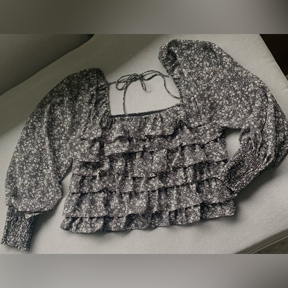 ASTR THE LABEL•Black& White• Floral  Ruffle peasant blouse•Size Large